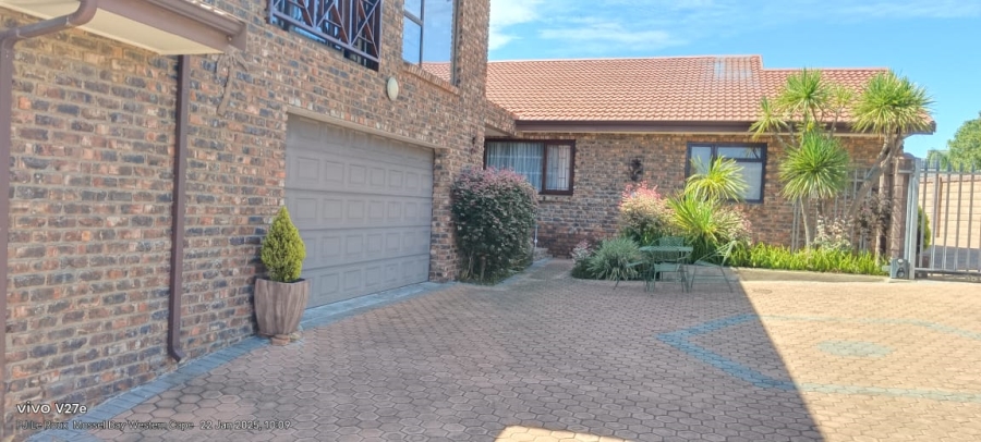 4 Bedroom Property for Sale in Hartenbos Heuwels Western Cape